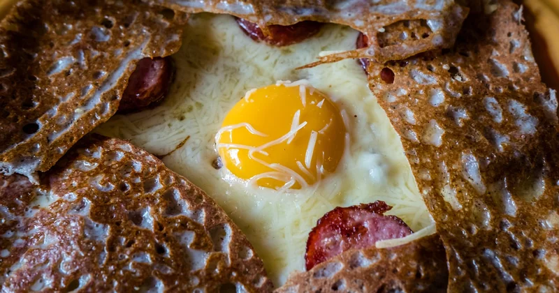 La cuisson : le geste qui sépare la crêpe fine de la crêpe épaisse