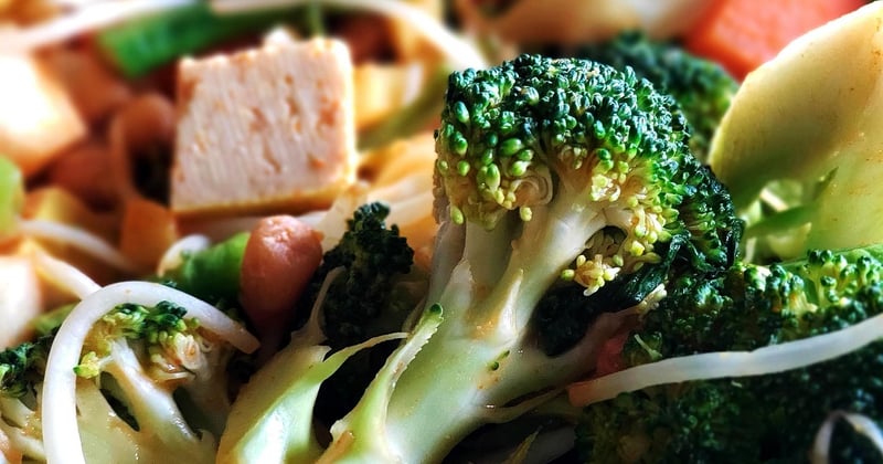 Recette de tofu mariné et sauté aux légumes asiatiques, savoureux et rapide