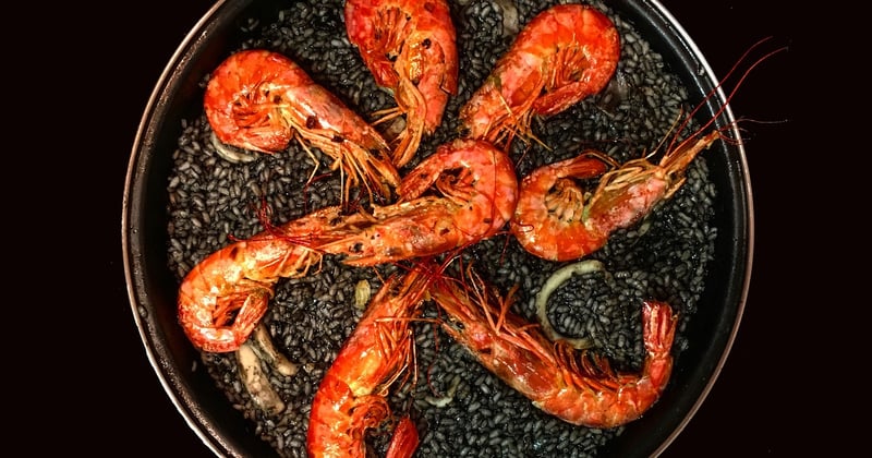Paella espagnole traditionnelle aux fruits de mer : la recette authentique